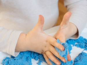 child-playing-with-kinetic-sand (2)